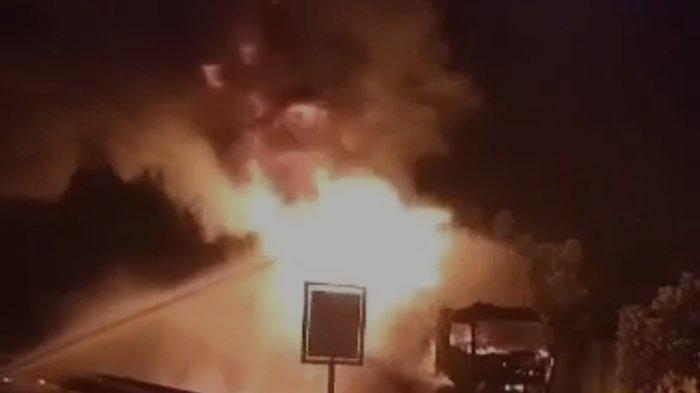 Truk tangki Pertamina terbakar di Gerbang Tol H Anif, Kecamatan Percut Seituan, Kabupaten Deli Serdang pada Kamis (3/8/2023) malam.
