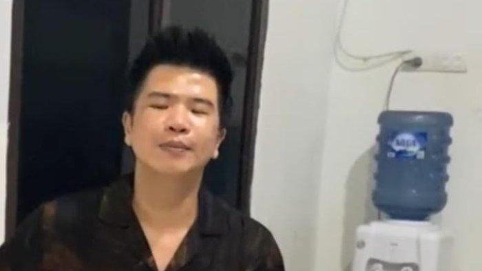 Tampang HS, pengemudi mobil Mercedez Benz G Class, BK 1 CEL yang menabrak sejumlah kendaraan di Jalan KH Wahid Hasyim, Kota Medan, saat diamankan di Polsek Medan Baru.