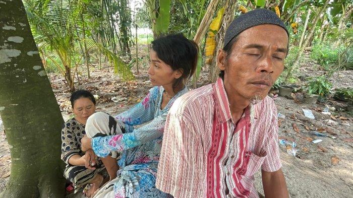 Kedua orangtua korban, Supardi dan Rubiah ketika ditemui di samping rumahnya, Senin (16/12/2024).