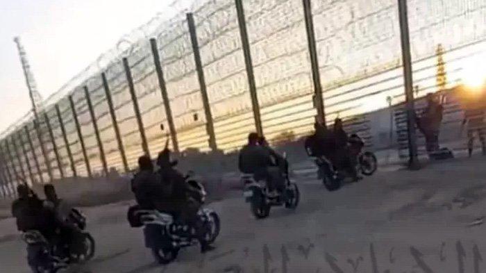 Kelompok pejuang Hamas berahasil menerobos pembatas perbatasan atau penghalang di Kerem Shalom dengan melumpuhkan tentara Israel dan memotong pagar besi. (X)