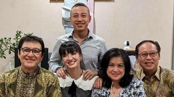 Keluarga Raditya Priamanaya Djan bersama Raline Shah (IG)