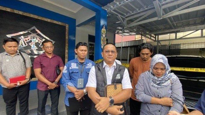 KELUARGA JUWITA - Keluarga dan tim advokasi korban pembunuhan jurnalis Juwita keluar dari ruangan Detasemen Polisi Militer (Denpom) Lanal Banjarmasin, Rabu (2/4/2025) sore. Keluarga Juwita diperiksa selama lebih lima jam oleh penyidik. Terbaru keluarga minta tes DNA. (Banjarmasinpost.co.id/Rizki Fadillah)