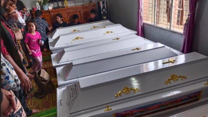 Keluarga korban memberikan ucapan duka kepada anak korban, Setia Manullang di ruang tengah rumah Senin, (22/7/2024).