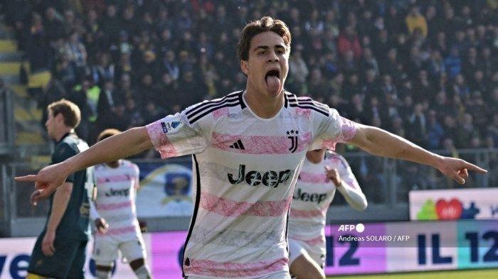 Penyerang Juventus Turki #15 Kenan Yidliz (kanan) melakukan selebrasi setelah mencetak gol pada pertandingan sepak bola Serie A Italia antara Frosinone dan Juventus di stadion Benito Stirpe di Frosinone pada 23 Desember 2023.