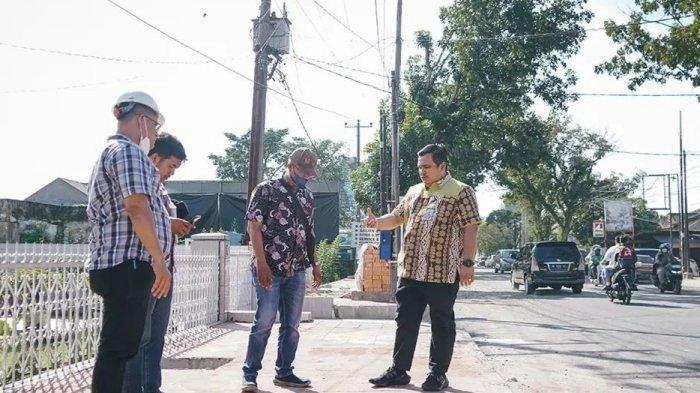 Kepala Dinas SDABMBK Topan Obaja Ginting saat meninjau lokasi revitalisasi jembatan Abdullah Lubis beberapa hari lalu. Jalan ini pun kembali dibuka setelah tiga bulan ditutup untuk revitalisasi jembatan.