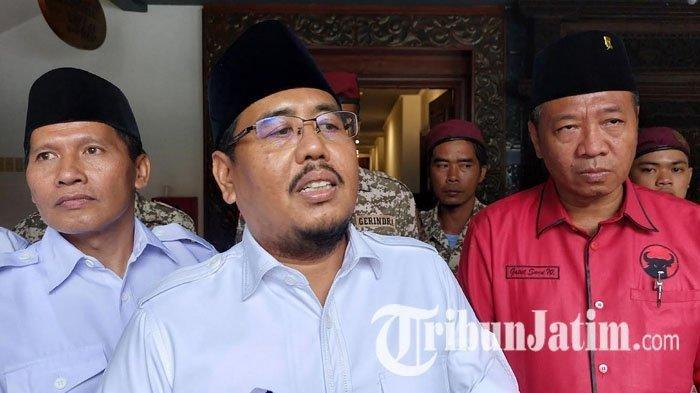 Ketua DPC Gerindra Tulungagung, Ahmad Baharudin (kiri), dan kader PDI Perjuangan, Gatut Sunu Wibowo (kanan) mengapit Ketua DPD Partai Gerindra Jatim, Anwar Sadad (tengah), Senin (24/6/2024).