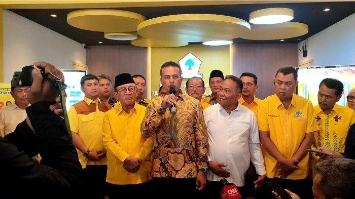 Ketua DPD Golkar Musa Rajekshah usa menyerahkan 10 rekomendasi kepada calon kepala daerah di Sumut, Selasa (6/8/2024). /Anugrah Nasution.