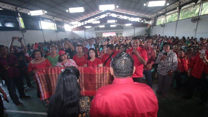 Ketua DPD PDI Perjuangan Sumut Rapidin Simbolon bersama istri (Ketua DPRD Samosir) menerima doa dan berkat melalui borhat-bohat dan diberikan Dekke Simudur-udur untuk memenangkan PDI Perjuangan dan Ganjar Pranomo Presiden di Gedung Serba Guna Harapan Bunda Kota Padang Sidimpuan, Minggu (27/8/2023)