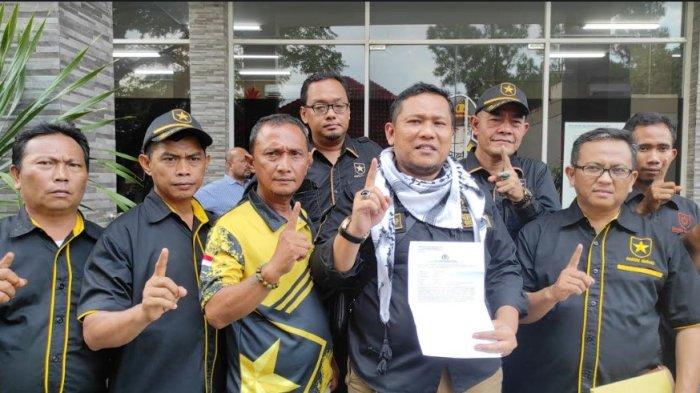 Ketua DPD Partai Umat Medan, Persada (tengah) dan sejumlah anggota lainnya melaporkan Kamaruddin Simanjuntak ke Polda Sumut. Kamaruddin dilaporkan karena dianggap menistakan agama.