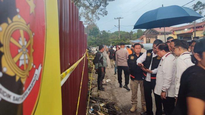 Ketua Harian Kompolnas Irjen. Pol. Dr. Benny Jozua Mamoto (tengah), mendengarkan paparan dari Kasubbid Fiskom Ditlabfor Polda Sumut AKBP Roy Tenno Siburian (kiri), perihal identifikasi TKP kebakaran rumah Sempurna Pasaribu, di Jalan Nabung Surbakti, Kabanjahe, Selasa (2/7/2024).