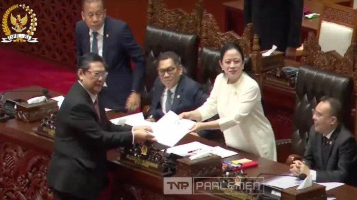 SAHKAN RUU TNI: Ketua Komisi I DPR RI sekaligus Ketua Panja RUU TNI Utut Adianto memberikan draf revisi UU TNI kepada Ketua DPR Puan Maharani saat sidang paripurna, Kamis (20/3/2025).