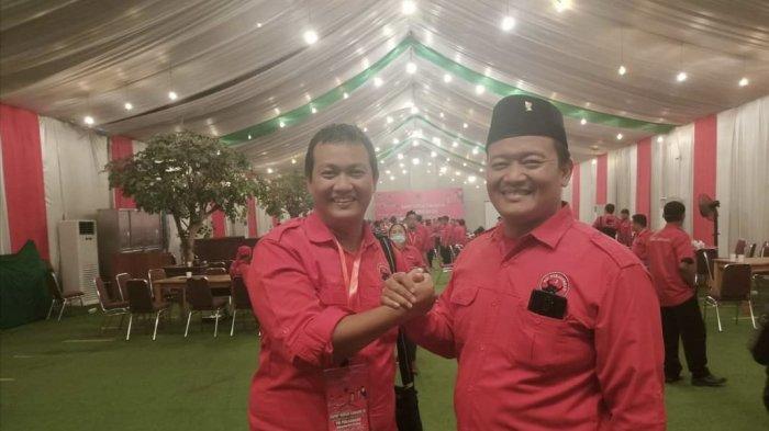 Ketua DPC PDIP Deliserdang, Eko Sopianto bergandeng tangan dengan Ketua PAC PDIP Lubukpakam, Indra Silaban yang juga merupakan Bacaleg Dapil 1 DPRD Deliserdang.