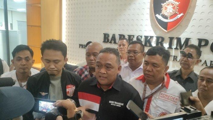 Ketua Umum Barikade 98, Benny Rhamdani bersama sejumlah organisasi relawan Joko Widodo (Jokowi) mendatangi Bareskrim Polri, Jakarta untuk melaporkan pengamat politik, Rocky Gerung atas tudingan penghinaan, Senin (31/7/2023).