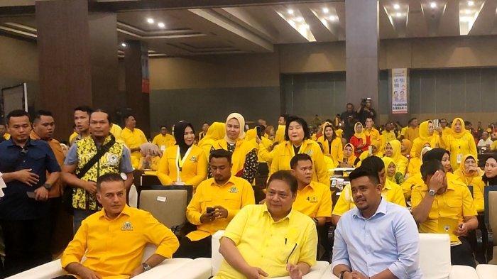 Ketua Umum Golkar Airlangga Hartarto bersama Ketua DPD Golkar Sumut Musa Rajekshah atau Ijeck (kiri) dan juga Walikota Medan Bobby Nasution (kanan) saat membuka Rapat Pimpinan Daerah (Rapimda) Golkar Sumut. Kegiatan yang diikuti seluruh kader Golkar di Sumut, Senin (11/12/2023).