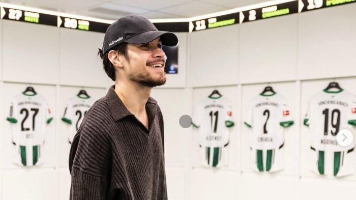 SEMRINGAH - Bek Timnas Indonesia, Kevin Diks telah bergabung dengan klub barunya Borussia Monchengaldbach tengah duduk di ruang ganti klub sendiri. Bek 29 tahun tersebut terlihat sangat semringah.