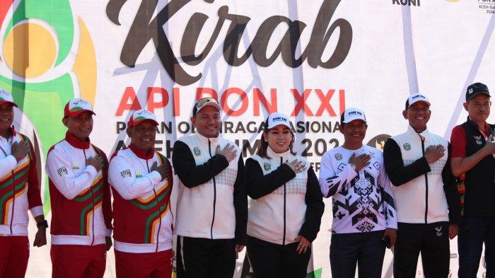 Bupati Pakpak Bharat, Franc Bernhard Tumanggor memimpin Upacara Penyerahan Kirab Api Pekan Olahraga Nasional (PON) ke-XXI Tahun 2024 di Desa Perolihen, Kecamatan Sitellu Tali Urang Jehe, Pakpak Bharat, Sumatera Utara, Minggu (1/9/2024). (Diskominfo Pakpak Bharat)