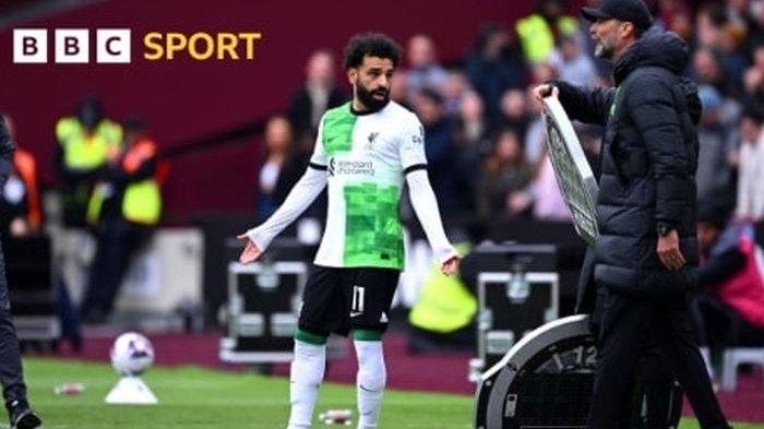 Mohamed Salah (kiri) dan Juergen Klopp terlibat keributan kecil di pinggir lapangan dalam duel Liverpool di markas West Ham United pada lanjutan Liga Inggris (27/4/2024).