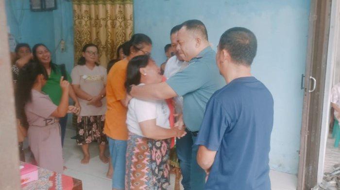 Komandan Lanal Kolonel Laut (P) Wishnu Ardiansyah, SE MTr Hanla, MM CHRMP didampingi Wakil Bupati Nias Selatan Firman Giawa, SH MH, Anggota Babinsa dan Kamtibmas bersilaturahmi ke rumah Iwan Sutrisman Telambanua di Jalan Gomo, Desa Lahusa Idanotae, Kecamatan Idanotae, Kabupaten Nias Selatan, Senin (1/4/2024).