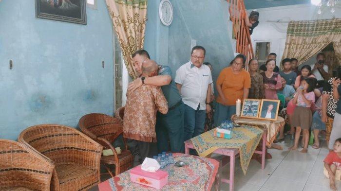 Komandan Lanal Nias mengunjungi orangtua calon siswa yang tewas dibunuh seniornya, Serda Adan, Senin (1/4/2024).