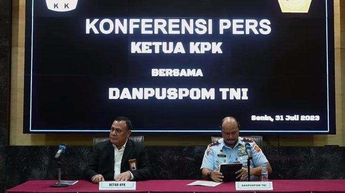 Komandan Pusat Polisi Militer (Danpuspom) TNI Marsekal Muda (Marsda) TNI Agung Handoko (kanan) bersama Ketua KPK Firli Bahuri (kiri) saat konferensi pers di Mabes TNI Cilangkap, Jakarta Timur, Senin (31/7/2023). Puspom TNI menetapkan Kabasarnas Marsdya TNI Henri Alfiandi (HA) dan Koorsmin Kabasarnas Letkol Adm Afri Budi Cahyanto (ABC) sebagai tersangka terkait kasus suap proyek di Basarnas. Keduanya kini Meringkuk di Instalasi Tahanan Militer milik Pusat Polisi Militer Angkatan Udara. (PUSPEN TNI/TRIBUNNEWS)