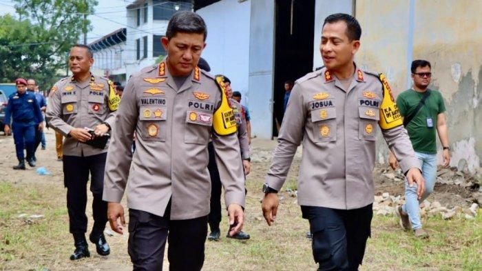 Kapolres Pelabuhan Belawan, AKBP Josua Tampubolon, SH MH, bersama Kapolrestabes Medan, Kombes Pol Valentino Alfa Tatareda, SH SIK MH mengecek Gudang KPU Kota Medan yang di Jalan KLYos Sudarso, Kelurahan Mabar, Rabu (25/10/2023).