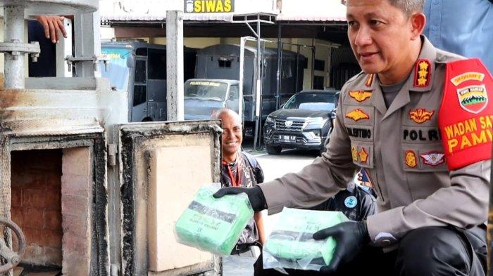 Kapolrestabes Medan, Kombes Pol Valentino Alfa Tatareda saat memusnahkan barang bukti narkoba.