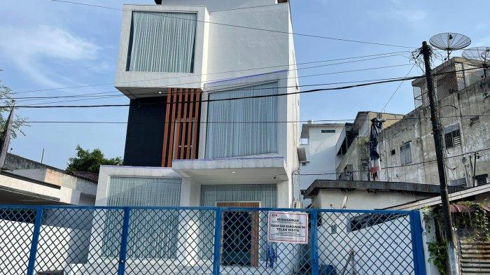 Komisi Pemberantasan Korupsi (KPK) menyita Kantor Partai Nasdem Kabupaten Labuhanbatu, Rabu (1/5/2024). Kantor yang berlokasi di Kelurahan Kartini, Kecamatan Rantau Utara, Kabupaten Labuhanbatu, Sumatra Utara itu pun telah dipasangi plang sita.