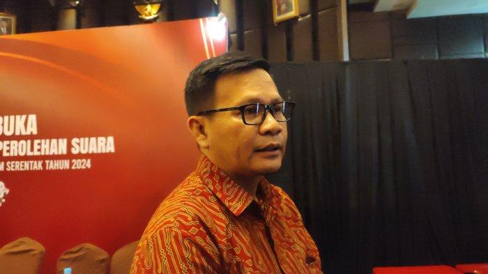 Komisioner KPU Sumut Robby Effendy saat diwawancarai tribun-medan beberapa waktu.