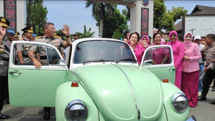 Komjen Agung Setya Imam Effendi (tengah) dan istrinya seusai acara pisah sambut di Polda Sumut, Jumat (2/8/2024). Keduanya nampak menaiki mobil Volkswagen berwarna hijau muda dan putih di atapnya.
