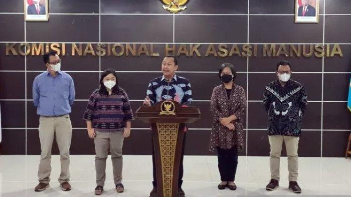 Komisi Nasional Hak Asasi Manusia (Komnas HAM) RI dan Komnas Perempuan meminta pendalaman dan mengusut kasus dugaan kekerasan seksual yang menimpa istri Irjen Polisi Ferdy Sambo yakni PC. Ketua Komnas HAM Ahmad Taufan mengatakan sesuai standar HAM yang diakui dunia internasional serta telah diakomodasi dalam Undang-Undang Tindak Pidana Kekerasan Seksual (TPKS), maka seseorang yang mengatakan atau mengadukan dugaan kekerasan seksual ke lembaga hukum, harus diasumsikan sebagai korban. Dari kiri ke kanan: Komisioner Komnas HAM RI Beka Ulung Hapsara, Ketua Komnas Perempuan Andy Yentriyani, Ketua Komnas HAM RI Ahmad Taufan Damanik, Komisioner Komnas HAM RI Sandrayati Moniaga, Komisioner Komnas HAM RI M Choirul Anam saat konferensi pers di kantor Komnas HAM RI Jakarta Pusat pada Senin (8/8/2022) lalu. Pertemuan ini setelah Komnas Perempuan dan Komnas HAM diduga telah bertemu dengan pihak Ferdy Sambo dan Putri Candrawathi.
