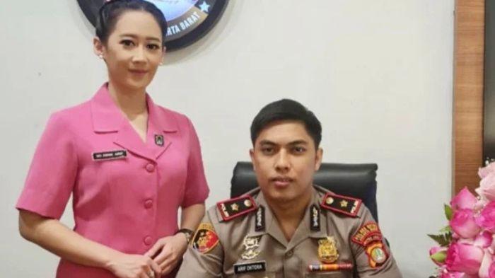 HARMONIS- Kompol Arif Purnama Oktora dan istrinya Kusuma Anggraini ketika terlihat berfoto bersama beberapa waktu lalu. Kehidupan keduanya tampak harmonis kala itu.