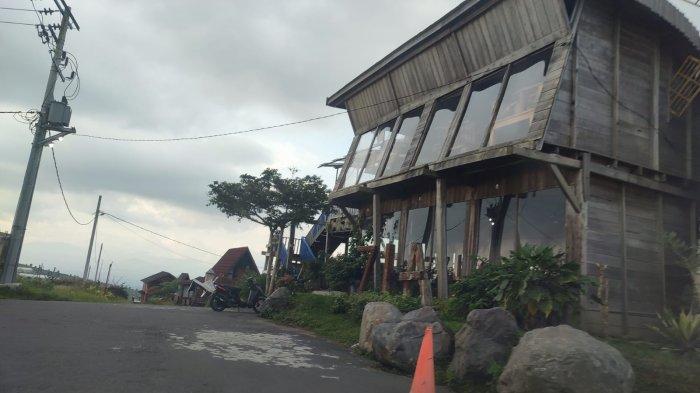 Kondisi kawasan wisata Siosar, yang berada di Kabupaten Karo terlihat semakin memprihatinkan semenjak ditinggal oleh wisatawan, Jumat (17/5/2024). Selain ditinggal wisatawan, kondisi ini juga diduga karena pengelolaan manajemen yang tidak berjalan dengan baik.