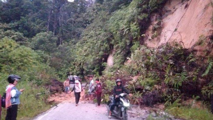 JALAN LONGSOR: Kondisi akses jalan Tarutung -Sipirok usai gempa pada hari ini, Selasa (18/3/2025) pukul 5.22 WIB.