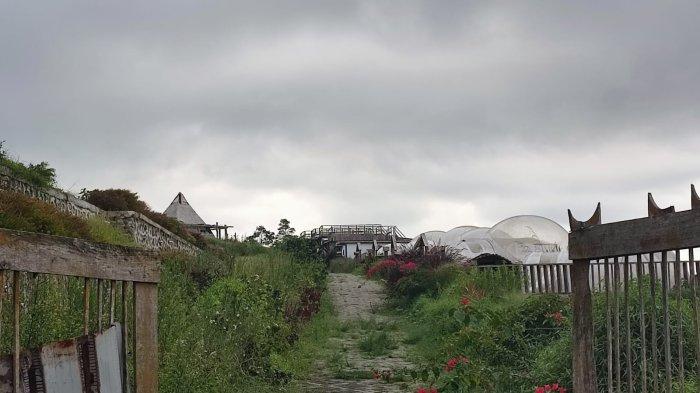 Kondisi kawasan wisata Siosar, yang berada di Kabupaten Karo terlihat semakin memprihatinkan semenjak ditinggal oleh wisatawan, Jumat (17/5/2024). Selain ditinggal wisatawan, kondisi ini juga diduga karena pengelolaan manajemen yang tidak berjalan dengan baik.