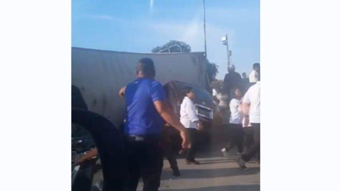 Kondisi kecelakaan di Bundaran KIM II, Jalan Pulau Nias Selatan, Kelurahan Mabar, Kecamatan Medan Deli. Akibat kejadian itu, seorang pengendara mobil meninggal dunia di lokasi.