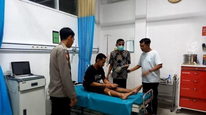 PEMUDIK DIBEGAL - Kondisi korban begal saat dilarikan ke Puskesmas Mojoagung, Kecamatan Mojoagung, Kabupaten Jombang Jawa Timur setelah dibegal di jalan bypass Mojoagung pada Sabtu (29/3/2025). Korban mengalami luka sajam dan kehilangan uang Rp 8 juta.