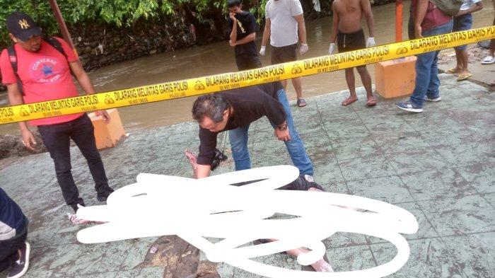 Kondisi mayat tanpa identitas ditemukan mengapung di sungai Babura, Medan, Jumat (30/8/2024). Mayat dengan ciri-ciri umur sekitar 30 tahun, mengenakan kaus warna biru muda merek Adidas, celana olahraga panjang hitam garis orange dan memakai kalung batu giok warna hijau.
