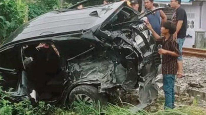 Kondisi mobil Toyota Rush yang mengalami kecelakaan di perlintasan kereta api, Kelurahan Martubung, Kecamatan Medan Labuhan.