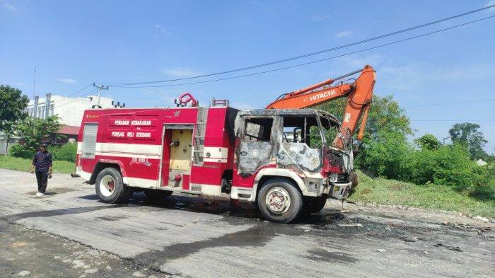 Kondisi mobil pemadam kebakaran milik Pemkab Deliserdang dibakar warga saat penertiban bangunan gudang di Desa Sampali, Kecamatan Percut Seituan, Kabupaten Deliserdang, Sumatera Utara,Kamis (11/7/2024). Mobil bernomor Polisi BK 8851 M ini nyaris ludes terbakar pada bagian depannya.
