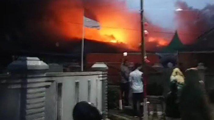 Kondisi rumah mantan anggota DPRD Langkat dari Partai PDIP bernama Sapril hangus terbakar pada, Rabu (23/8/2023) sekitar pukul 18.30 WIB.