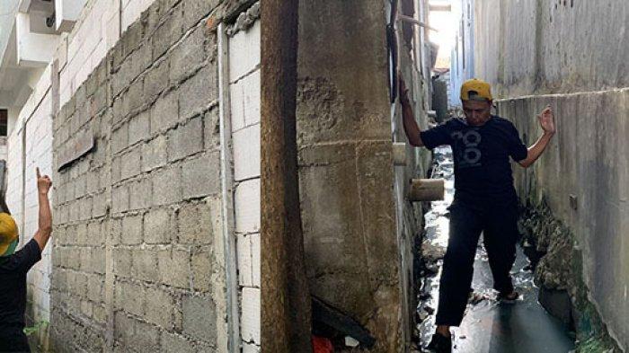 Kondisi rumah sepasang lansia Ngadenin (63) dan istrinya, Nur (56), ini sungguh miris, usai akses jalan keluar masuk rumahnya ditutup rembok hotel.