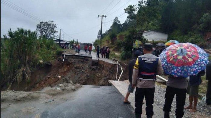 Kondisi saat jalan lintas Sidikalang menuju Dolok Sanggul tepatnya di Desa Parbuluan IV Kecamatan Parbuluan Kabupaten Dairi putus total, Kamis (10/10/2024).
