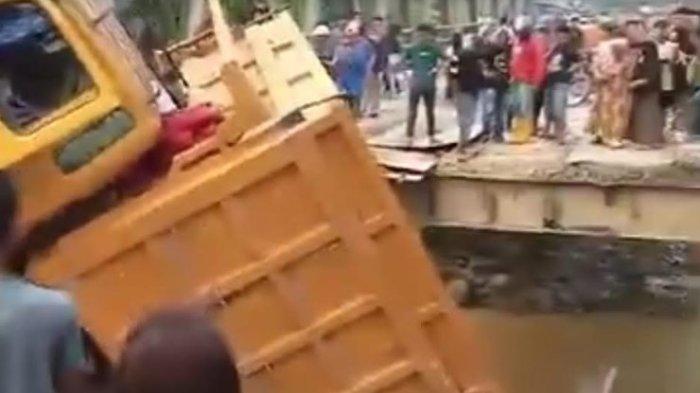 Kondisi truk ambol nyaris masuk ke dalam sungai di Jembatan Sei Air Tenang yang menghubungkan Kecamatan Padang Tualang, dan Batang Serangan, Kabupaten Langkat, Sumatera Utara, Selasa (11/6/2024).