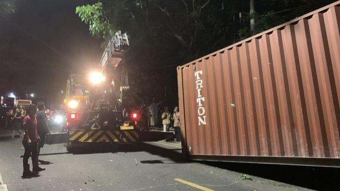 Truk kontrainer mengalami kecelakaan di Jalan Raya Sukabumi tepatnya di Kampung Cibinong, Desa Rancagoong, Kecamatan Cilaku, Kabupaten Cianjur, Kamis (17/10/2024). Insiden ini menewaskan seorang wanita yang sedang hamil.