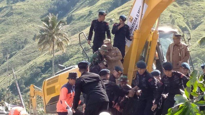 Personel Polda Sumut menambah mengevakuasi jenazah korban musibah longsor dan banjir bandang di Desa Simangulampe, Kecamatan Bakti Raja, Kabupaten Humbahas, Senin (4/12/2023)