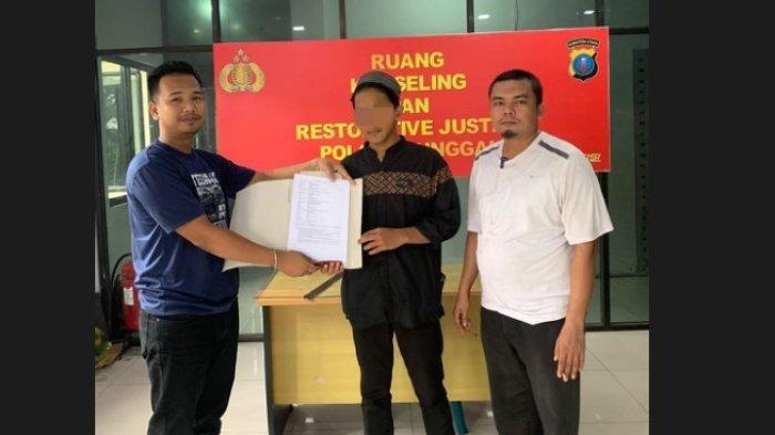 Korban (tengah) memegang surat perdamaian.