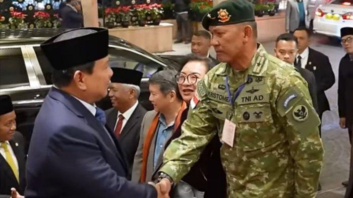 JABAT KAPUSPEN TNI: Sosok H. Kristomei Sianturi, Kepala Pusat Penerangan (Kapuspen) TNI yang baru ditunjuk oleh Panglima TNI Jenderal Agus Subiyanto, Minggu (16/3/2025). Potret Kristomei Sianturi saat berjabat tangan dengan Presiden RI Prabowo Subianto di India. (dok.pribadi)