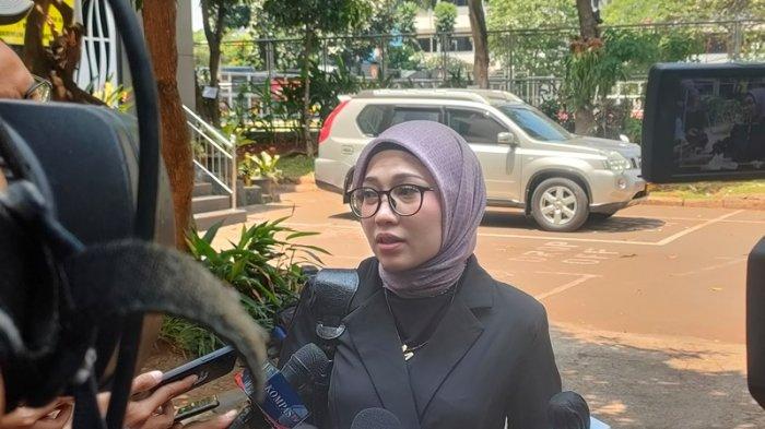 Kuasa hukum finalis Miss Universe Indonesia 2023, Melisa Anggraeni mendatangi Polda Metro Jaya