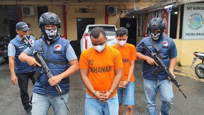 Kedua pelaku saat digiring menjalani press release di Polres Binjai, Sumatera Utara, Selasa (20/8/2024).