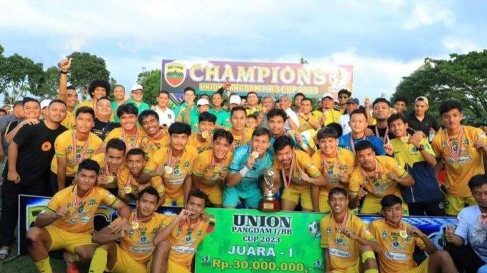 Labura Hebat FC diabadikan usai berhasil menjadi kampiun di ajang Piala Union Pangdam I/BB. Tim berjuluk Baung Kuning itu juara usai menekuk Tim Sepakbola PON Sumut dengan skor tipis 3-2, di Lapangan Mardjan Saragih, Selasa (11/7/2023) sore.